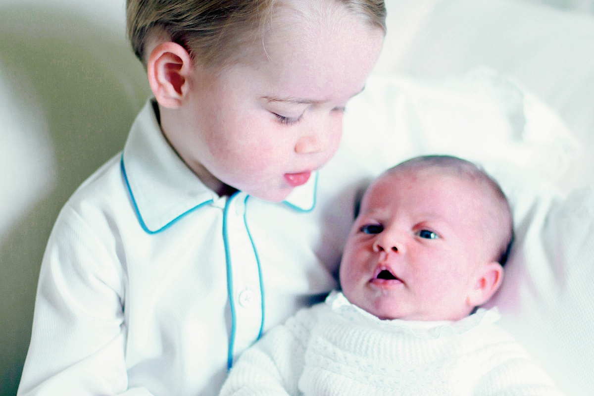 Sale a luz primera foto oficial de Carlota con su hermano Jorge