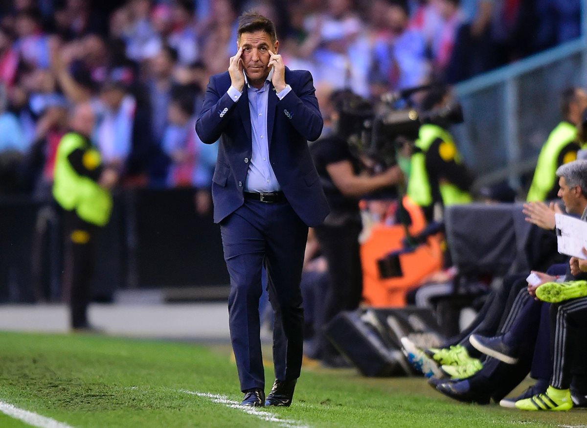 Eduardo Berizzo camina en su área técnica durante el partido contra el Mánchester United. (Foto Prensa Libre: AFP)