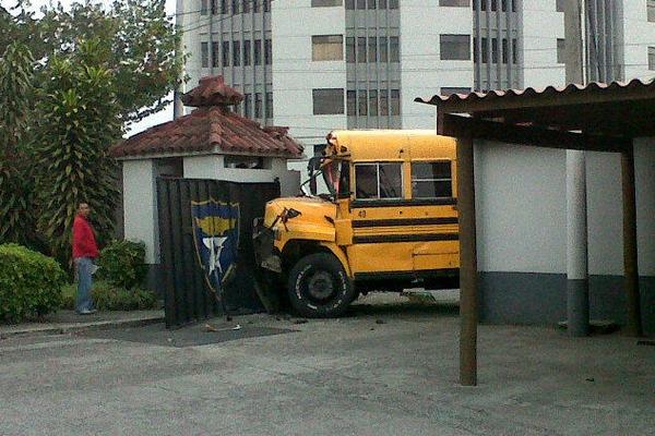 Durante la colisión el bus se empotró en el portó de la Fuerza Aérea Guatemalteca. (Foto Prensa Libre: CBM)