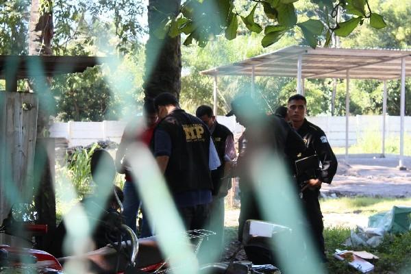 Agentes del Ministerio Público recaban evidencias en  escena del crimen, en Escuintla.