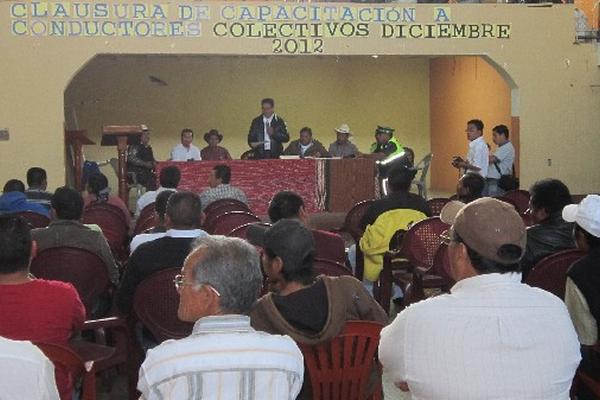 Los pilotos,   durante  la capacitación  en  el salón  municipal  de la cabecera  de Sololá.