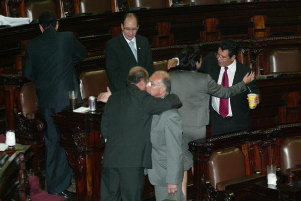 Diputados se despiden, hasta 2012. (Foto Prensa Libre)<br _mce_bogus="1"/>