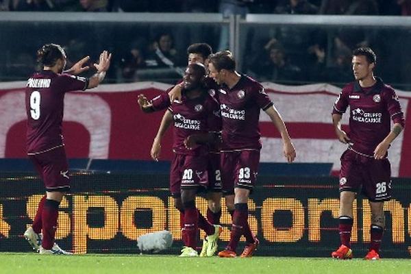 Jugadores del Livorno celebran tras empatar 2-2 contra el Inter de Milan, este lunes. (Foto Prensa Libre: EFE)