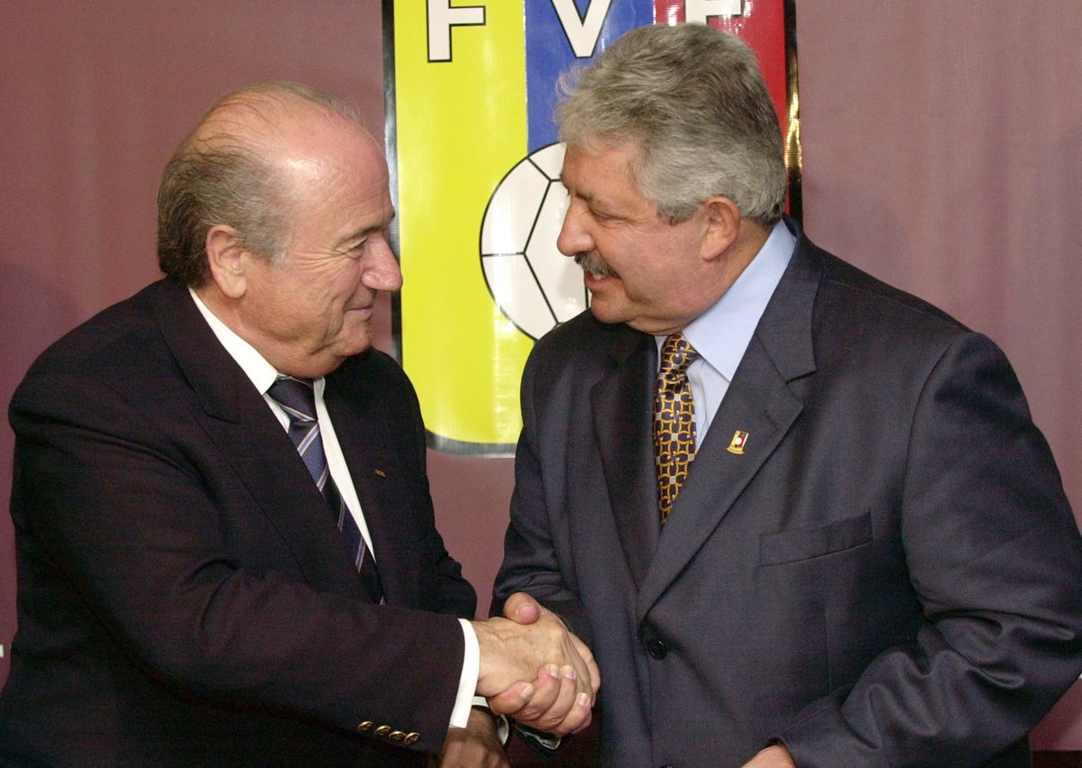 Joseph Blatter junto a Rafael Esquivel en noviembre de 2004. (Foto Prensa Libre: AP)