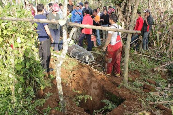 Bomberos Municipales de la localidad rescatan de un pozo a un hombre que desapareció hace una semana en Zaragoza, Chimaltenango. (Foto Prensa Libre: Víctor Chamalé)