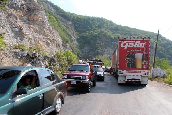 Los vehículos permanecen hasta tres  horas en la carretera,  mientras les permiten el paso.