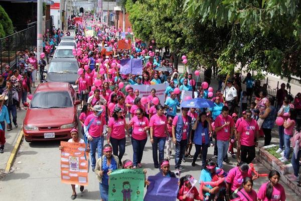 Niñas y adultos celebran el Día Internacional de la Niña en la cabecera de Jalapa. (Foto Prensa Libre: Hugo Oliva) <br _mce_bogus="1"/>