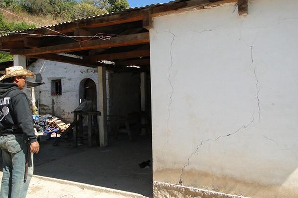 Uno de los pobladores de Aguacatán, Huehuetenango observa las grietas en la pared de su vivienda, a causa del sismo de anoche. (Foto Prensa Libre: Mike Castillo)<br _mce_bogus="1"/>