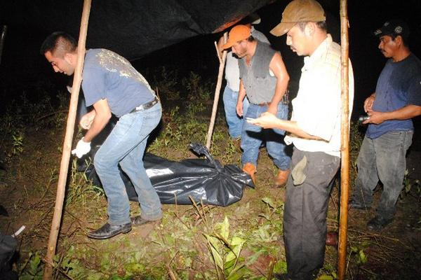 El cadáver de un joven de 17 años fue localizado en un sector de Puerto Barrios, quien fue atacado con machete. (Foto Prensa Libre: Edwin Perdomo)