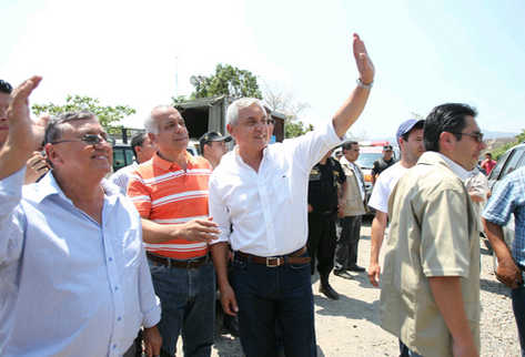 Presidente Pérez Molina verificando los puestos de atención en Semana Santa. (Foto Prensa Libre: Erick Álvila)