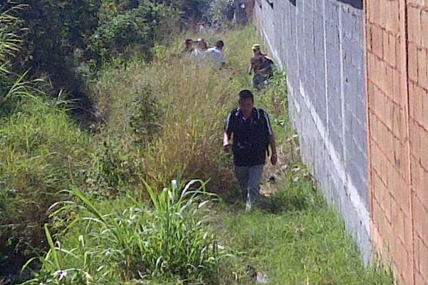 El cadáver fue localizado en la 4 calle y 2 avenida, zona 1 de Boca del Monte. (Foto Prensa Libre: Érick Ávila)