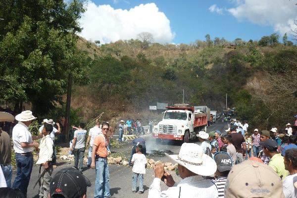 Pobladores de Chiquimula bloquean tramo vial, por  construcción de hidroeléctrica.