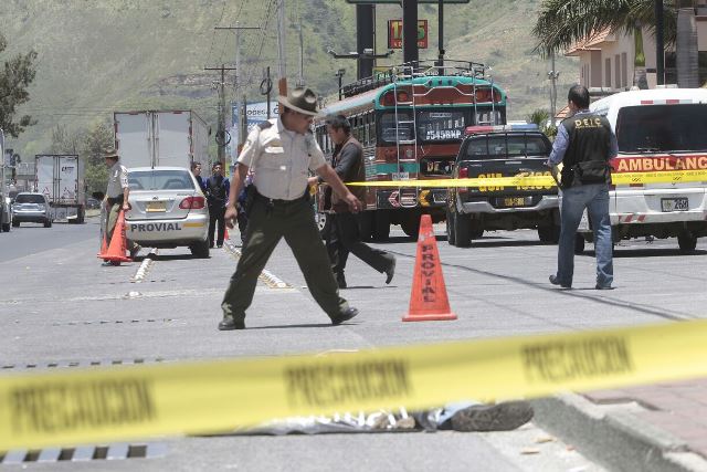 Piloto fue testiguo de la muerte de su hijo quien era su ayduante en bus. (Foto Prensa Libre: Erick Ávila)