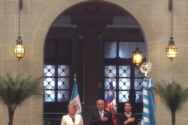 Comienza la ceremonia en el Palacion Nacional por la visita de la presidenta de Chile. (Foto Prensa Libre: E. Pitán)