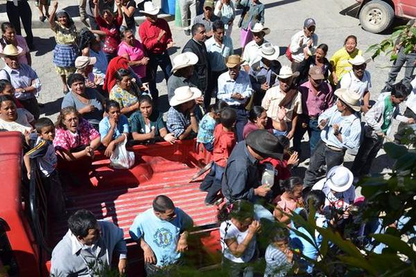 Vecinos de San Rafael Las Flores presionan a alcalde del municipio para que responda sobre una solicitud para una consulta comunitaria sobre minería. (Foto Prensa Libre: Oswaldo Cardona)<br _mce_bogus="1"/>