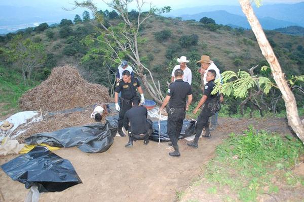 Agentes de la Policía Nacional Civil y curiosos observan el área donde fueron localizados los dos cadávers. (Foto Prensa Libre: Érick de La Cruz)<br _mce_bogus="1"/>