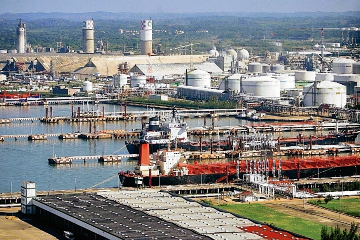 Vista aérea de una de las plantas de Pemex. (Foto Prensa Libre: Dario Lopez-Mills)