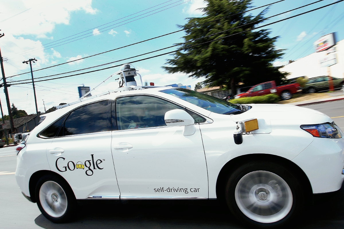 Google reporta que después de 14 accidentes de los automóviles autónomos, es la primera vez que tres personas salen lesionadas. (Foto Prensa Libre: Agencia AP)