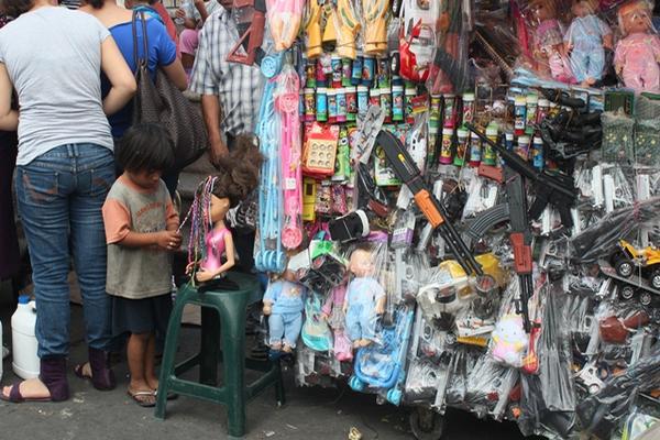 Según la PDH en las ventas de Escuintla el 30 por ciento de juguetes son bélicos. (Foto Prensa Libre: Melvin Sandoval)<br _mce_bogus="1"/>