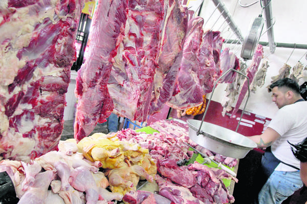 Los expendedores de carne en el mercado de La Terminal, zona 4 capitalina, recibieron quejas de clientes por el incremento que se aplicará esta semana. (Foto Prensa Libre: Esbín García)