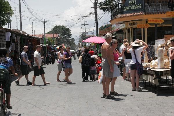 Turistas observan artesanías en la calle Santander, de Panajachel, Sololá.