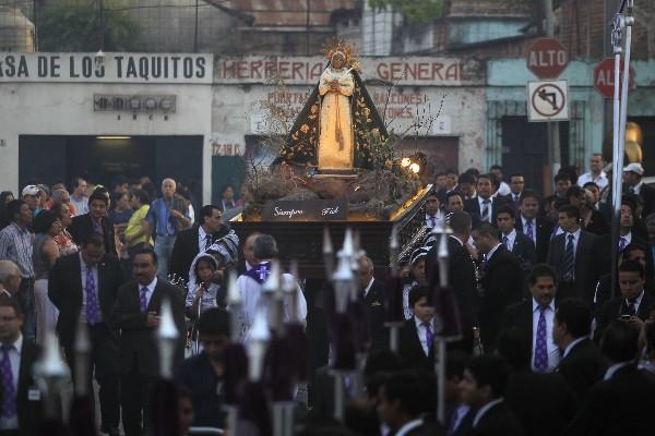 La Virgen del Cerro recorre calles del barrio de La Candelaria, zona 1 capitalina.