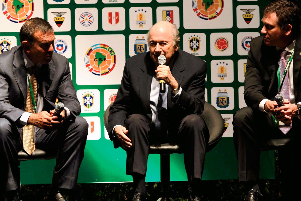 El presidente de la FIFA, el suizo Joseph Blatter (c), participa en una rueda de prensa con autoridades de la Conmebol. (Foto Prensa Libre:  EFE)