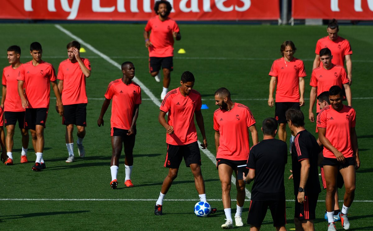 Los jugadores del Real Madrid, durante la práctica previa a enfrentar a la Roma. (Foto Prensa Libre: AFP)