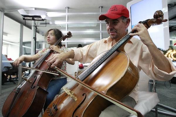 Pamela Flores y Paulo Alvarado   destacaron la necesidad de rescatar el patrimonio musical navideño del país.