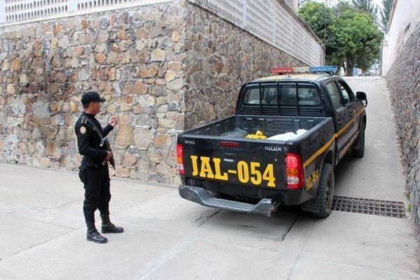 Autopatrulla traslada el cadáver del hombre que murió baleado a la morgue de Jalapa. (Foto Prensa Libre: Hugo Oliva) <br _mce_bogus="1"/>