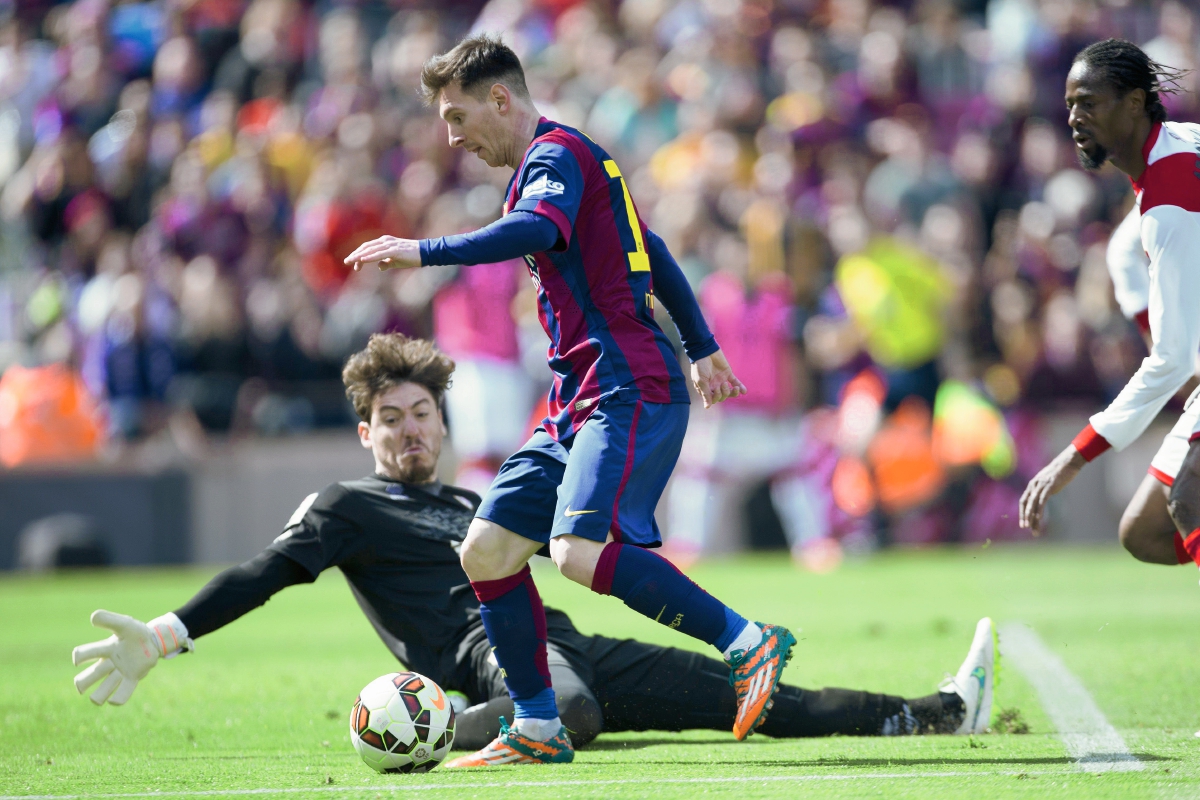 Messi anota el cuarto gol de su equipo frente al portero  (Foto Prensa Libre: EFE)