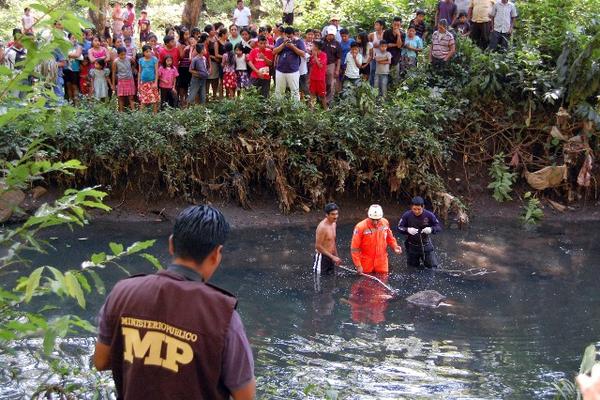 Hombres rana de los bomberos rescataron el cadáver del río de aguas servidas. (Foto Prensa Libre: Alexánder Coyoy)<br _mce_bogus="1"/>