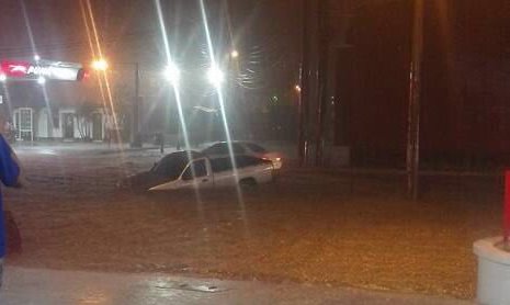 Inundación en el bulevar El Naranjo detuvo el tránsito desde la capital a Mixco. (Foto Prensa Libre: Guatevisión)