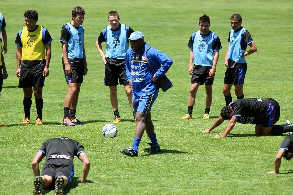 Hernán Medford se dirige a sus jugadores. (Foto Prensa Libre: Carlos Ventura)