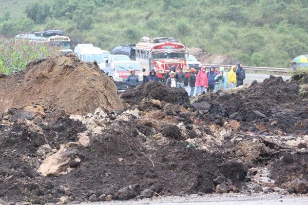 El transporte urbano resultó afectado en la ruta Interamericana en jurisdicción de Sololá a causa de los derrumbes originados por la saturación de los suelos, por el temporal. (Foto Prensa Libre: Ángel Julajuj)<br _mce_bogus="1"/>