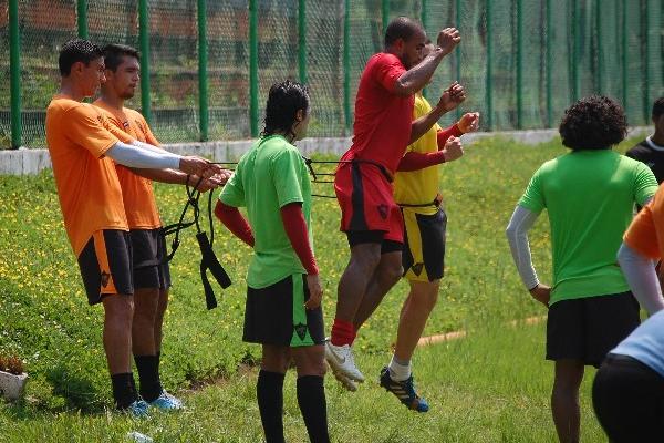 Fredy Thompson —de rojo — trabajó con intensidad aspectos físicos en la práctica  de ayer, junto a sus compañeros. (Foto Prensa Libre: Alexánder Coyoy)