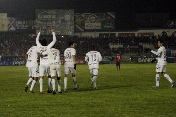 Kamiani Félix, de la Universidad, eleva los brazos luego de conseguir su gol número 12 del torneo Clausura 2014. (Foto Prensa Libre: Carlos Ventura)