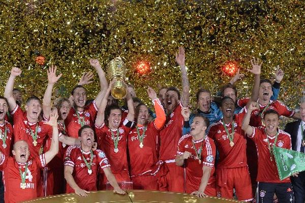 Los jugadores del Bayern Munich festejaron de manera efusiva el triunfo ante el Stuttgart, por la Copa alemana. (Foto Prensa Libre: AFP)