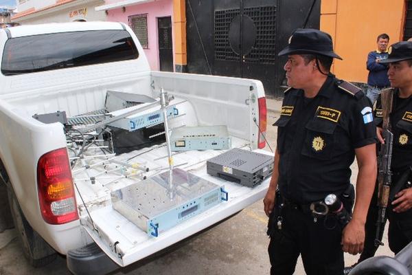 Policías argan en un picop el equipo de transmisión que fue decomisado en la Radio Mash, Chichicastenango . (Foto Prensa Libre: Óscar Figueroa)<br _mce_bogus="1"/>