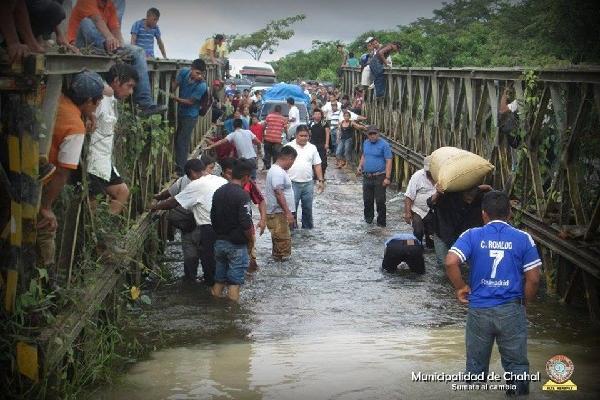 La lluvia que azota Alta Verapaz causó la crecida del río y dañó el puente entre Chahal y Fray Bartolomé de Las Casas.<br _mce_bogus="1"/>