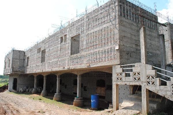 Fachada del  hotel ecológico, en cuya construcción  se utilizan botellas plásticas, en Coatepeque.