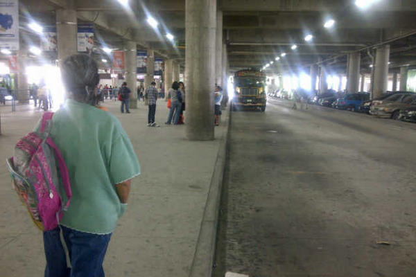 Pocas personas abordan buses en la Centra Sur. (Foto Prensa Libre: Esbin García)