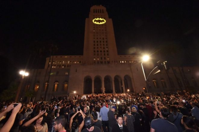 La batiseñal fue proyectada en la parte más alta de la torre del ayuntamiento de Los Ángeles, California. AFP