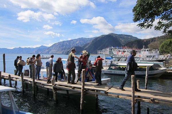 Un grupo de turistas se dispone a abordar una lancha en el Lago de Atitlán, Panajachel, Sololá. (Ángel Jualajuj)<br _mce_bogus="1"/>