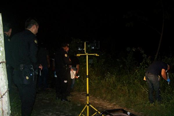 Investigadores trabajan en el lugar donde murió baleada Orfa Johana González, en Puerto Barrios. (Foto Prensa Libre: Edwin Perdomo)