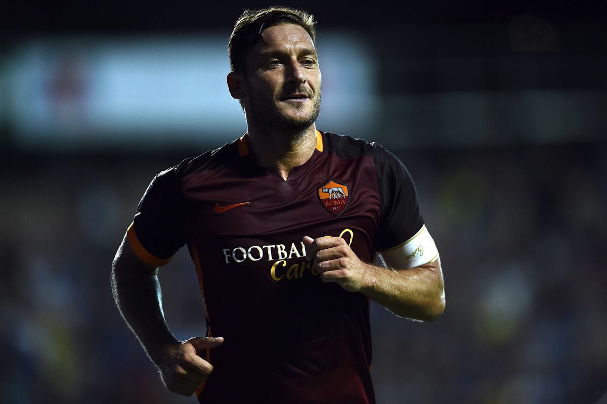 El Capitán de la Roma, Francesco Totti será homenajeado de una manera muy especial por su cumpleaños. (Foto Prensa Libre: AFP)