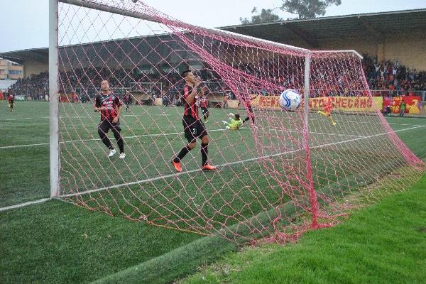 Ignacio Quirino, con un remate de pierna derecha, puso a ganar a San Pedro  al minuto 21. (Foto Prensa Libre: Aroldo Marroquín)