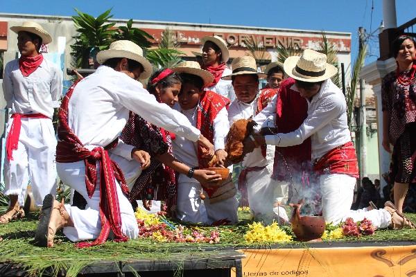 Estudiantes, durante una de las presentaciones folclóricas, en el marco del festival por el Oxlajuj Baktún.