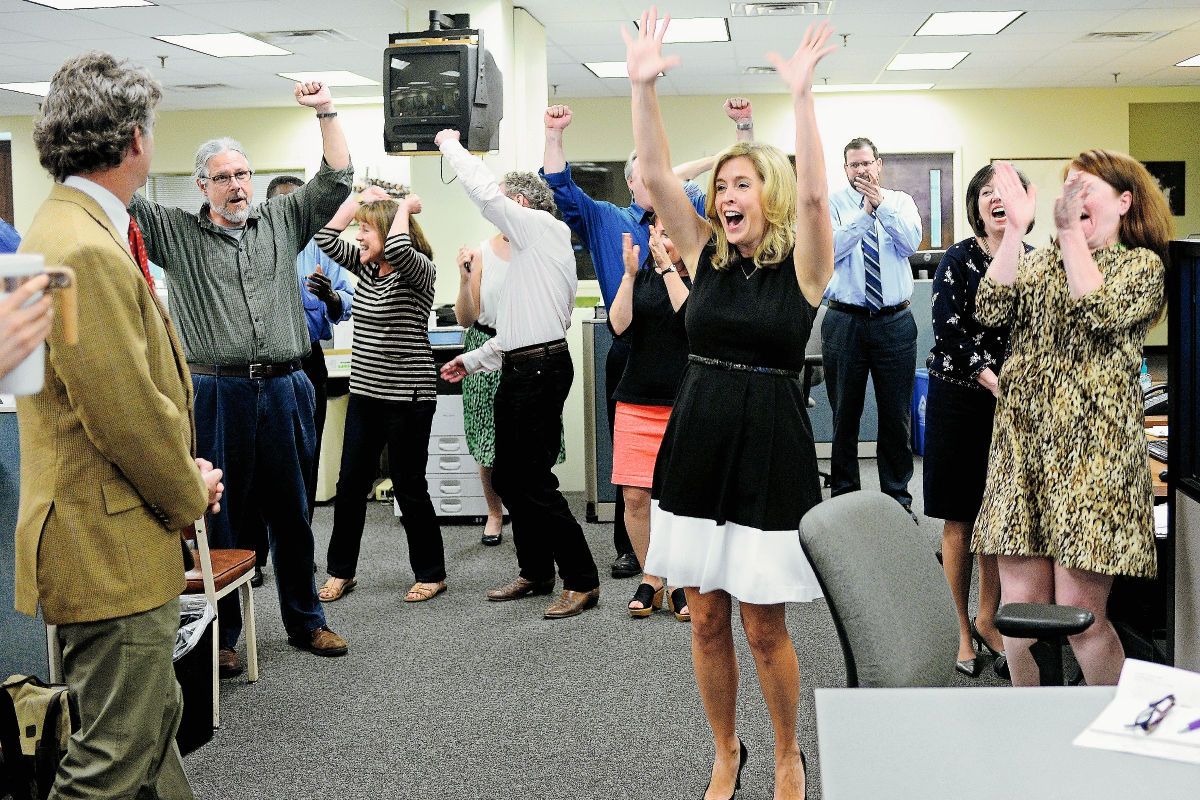 Integrantes de la redacción del The Post and Courier celebran el premio. (Foto Prensa Libre: AP