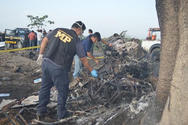 Peritos examinan  el lugar del accidente.